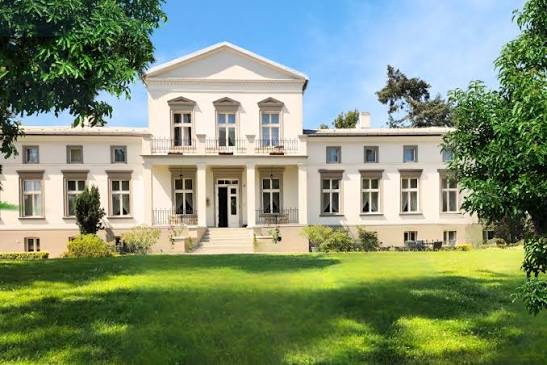 Weekend jogowy w Dworze Podstolice koło Poznania – widok zabytkowego dworu